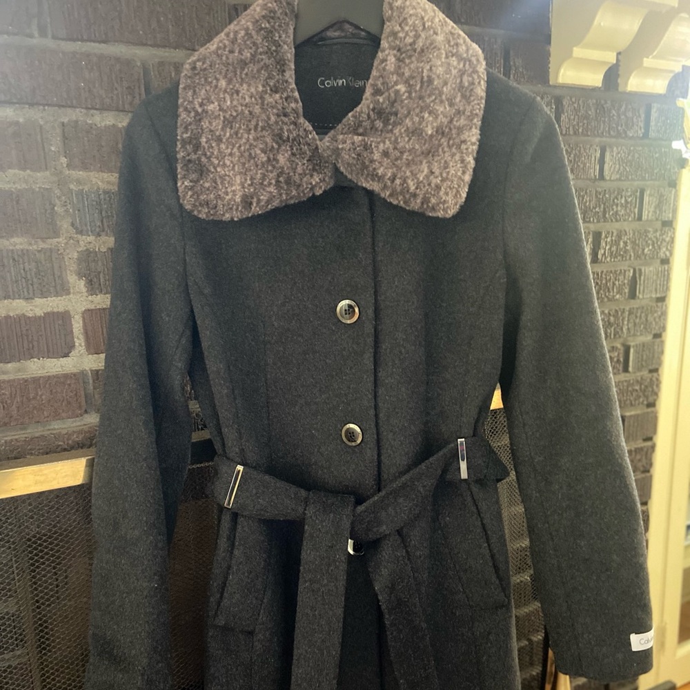 Like New, Winter , tie wrap with fur collar coat.